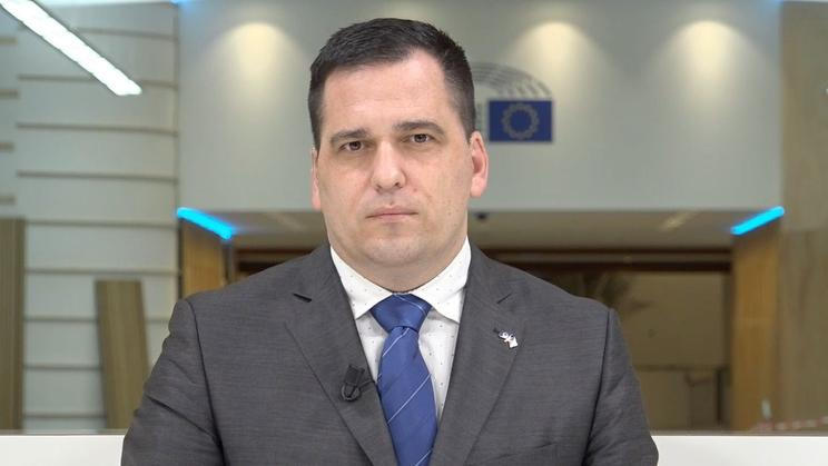 Europoslanec Tomáš Zdechovský (KDU-ČSL) poukázal na to, že v minulosti už v aktivní záloze bez problémů sloužil. Nejvyšší správní soud (NSS) však jeho kasační stížnost zamítl.