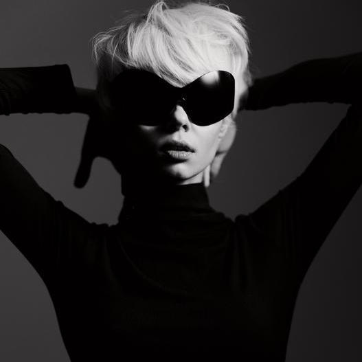 Černá jednoduše nestárne – zůstává symbolem vytříbeného vkusu a jisté noblesy. Neméně důležitý je i její vliv na naši psychiku.