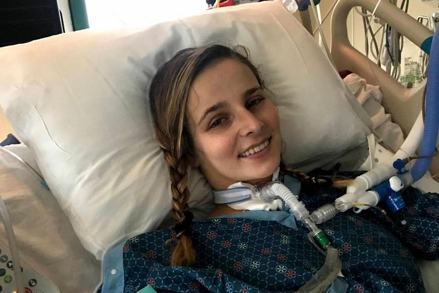 Lyžařka po pádu ochrnula. Místo medicíny teď dobývá sítě černým humorem