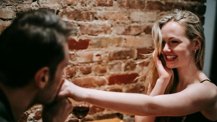 Digitální randění sice zůstává silné, paralelně s ním však výrazně roste zájem o setkání tváří v tvář. Jedním z nejviditelnějších symbolů tohoto obratu je návrat speed datingu