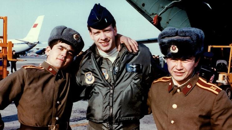 Americký letec pózuje s bývalými vojáky ze Sovětského svazu