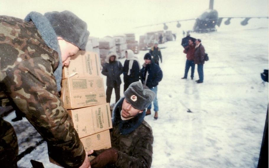 Ruští vojáci vykládají americkou humanitární pomoc