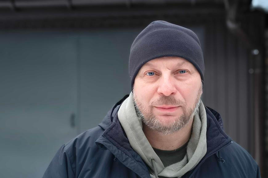 Na frontě mu zemřel bratr, on neváhal. Politik se stal vojákem, hlídá klíčové území