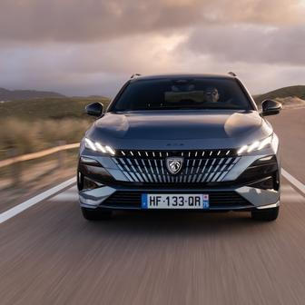 Pod kapotou inovované 308 SW jsou benzinový mildhybrid, turbodiesel, plug-in hybrid i elektromotor.