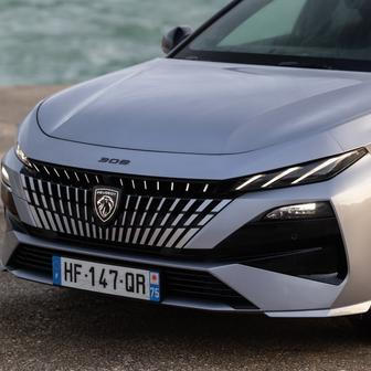 Přední část prošla asi největší proměnou s jinými světly, nárazníkem nebo možností podsvíceného loga značky.