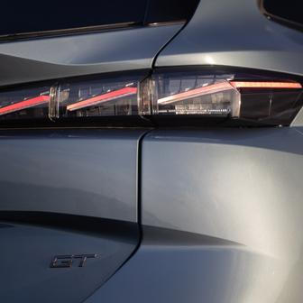 Vzadu je také grafika tří drápů.