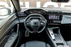 Interiér má nadále řešení i-Cockpit s malým volantem a vyvýšenými digitálními budíky. Nechybí ani digitální klávesnice i-Toggles.