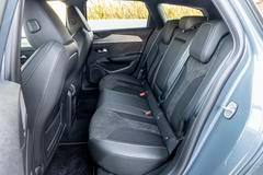 Na délku má auto 4636 mm, z čehož 2732 mm ukrajuje rozvor náprav.