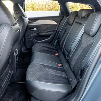 Na délku má auto 4636 mm, z čehož 2732 mm ukrajuje rozvor náprav.