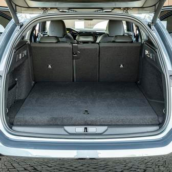 Zavazadlový prostor má podle motorizace v základu 551 litrů (mildhybrid a diesel), 505 litrů (elektromobil) nebo 467 litrů (plug-in hybrid).