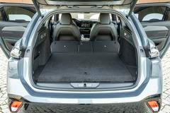 Po sklopení sedadel vznikne objem 1449 litrů (mildhybrid a diesel), 1402 litrů (elektromobil) nebo 1483 litrů (plug-in hybrid).