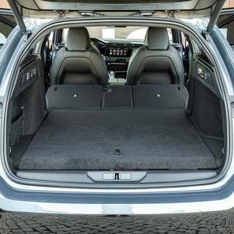 Po sklopení sedadel vznikne objem 1449 litrů (mildhybrid a diesel), 1402 litrů (elektromobil) nebo 1483 litrů (plug-in hybrid).