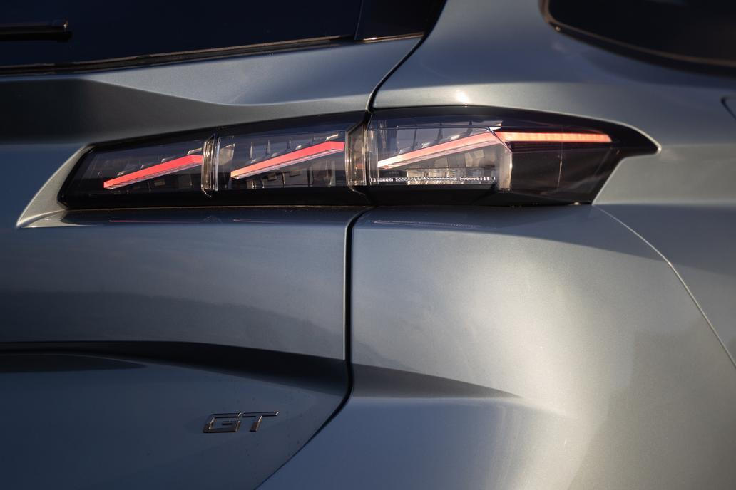 Vzadu je také grafika tří drápů.