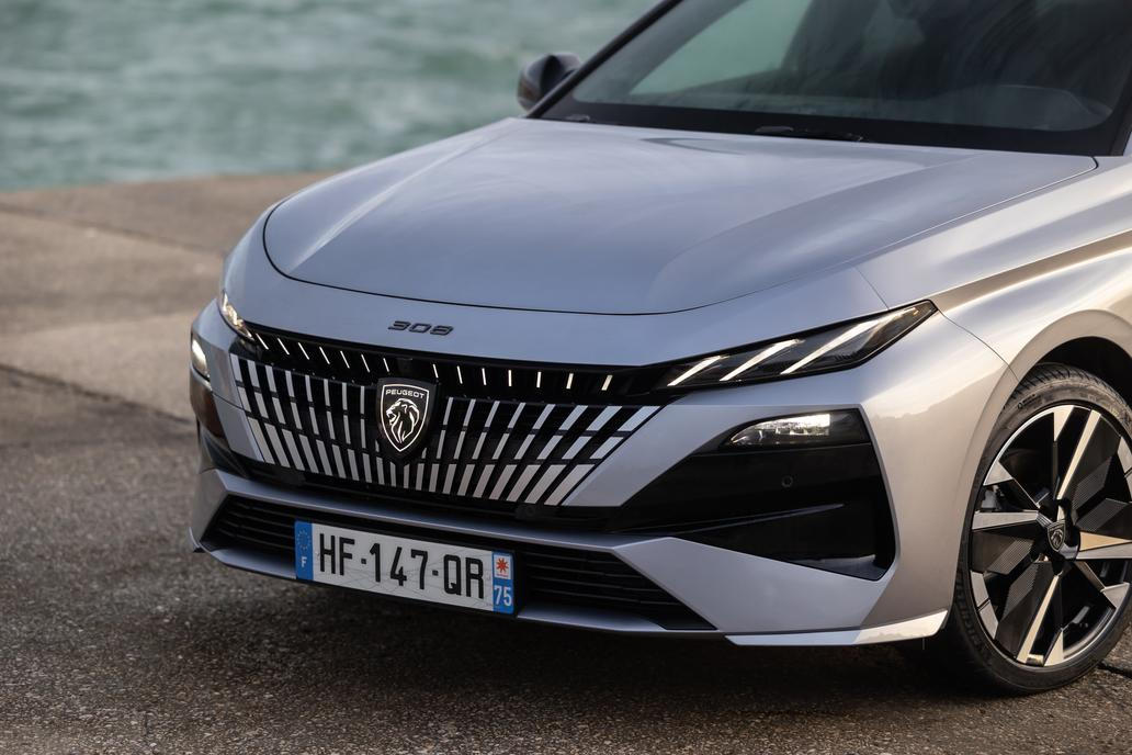 Přední část prošla asi největší proměnou s jinými světly, nárazníkem nebo možností podsvíceného loga značky.