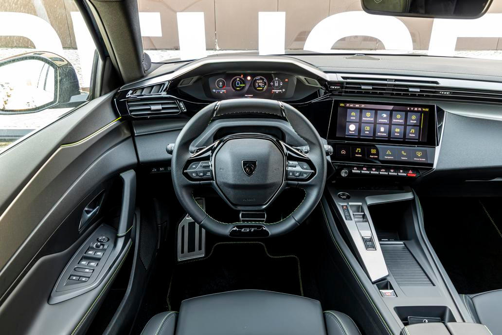 Interiér má nadále řešení i-Cockpit s malým volantem a vyvýšenými digitálními budíky. Nechybí ani digitální klávesnice i-Toggles.