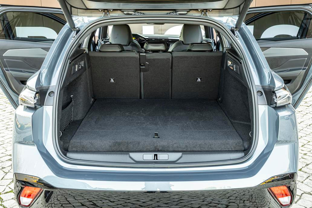 Zavazadlový prostor má podle motorizace v základu 551 litrů (mildhybrid a diesel), 505 litrů (elektromobil) nebo 467 litrů (plug-in hybrid).