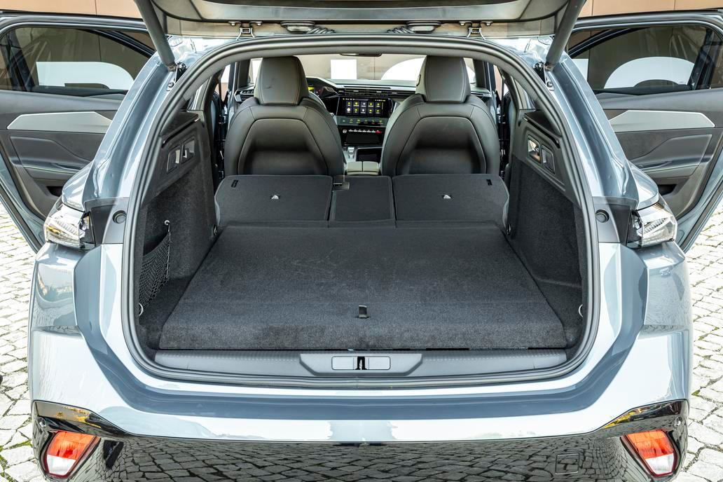 Po sklopení sedadel vznikne objem 1449 litrů (mildhybrid a diesel), 1402 litrů (elektromobil) nebo 1483 litrů (plug-in hybrid).