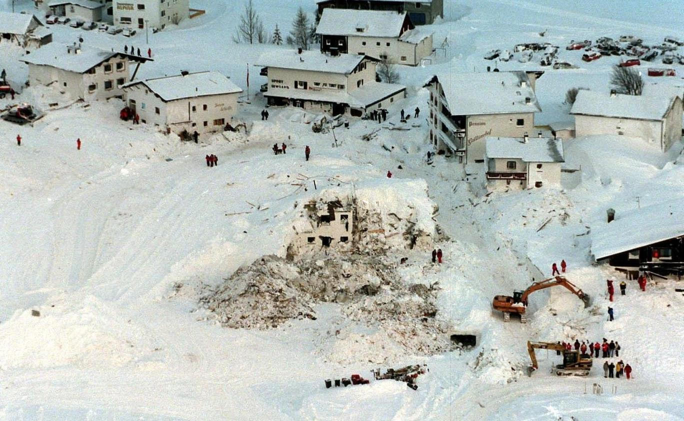 Proč se ničivá lavina dostala až do vesnice, když to místní podle historických záznamů považovali za krajně nepravděpodobné? 