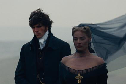 Margot Robbie jako Catherine a Jacob Elordi v roli Heathcliffa ve filmu Bouřlivé výšiny.