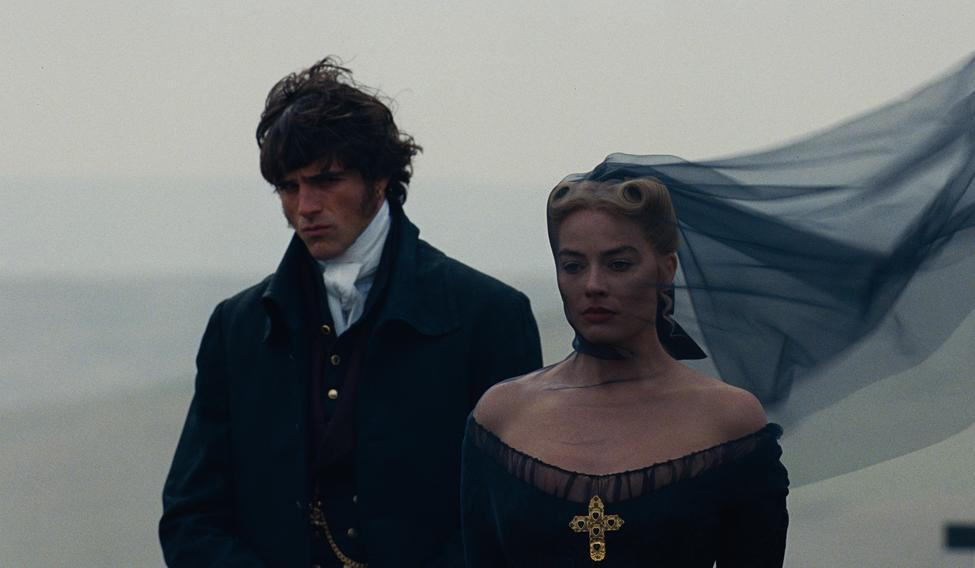 Margot Robbie jako Catherine a Jacob Elordi v roli Heathcliffa ve filmu Bouřlivé výšiny.