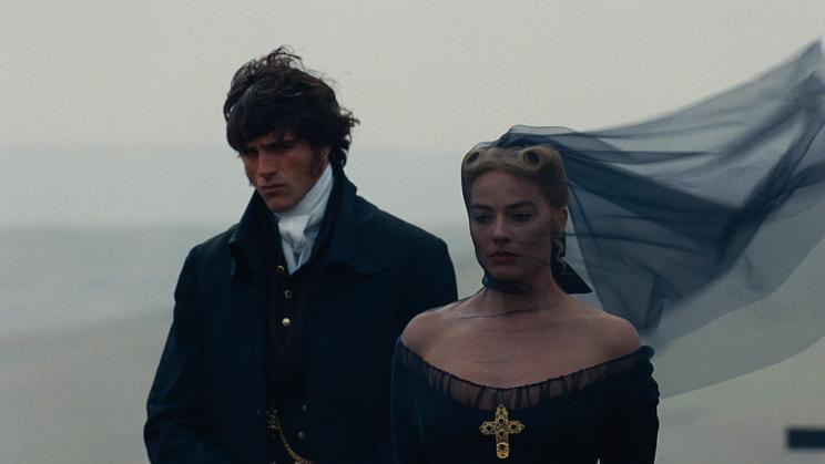 Margot Robbie jako Catherine a Jacob Elordi v roli Heathcliffa ve filmu Bouřlivé výšiny.