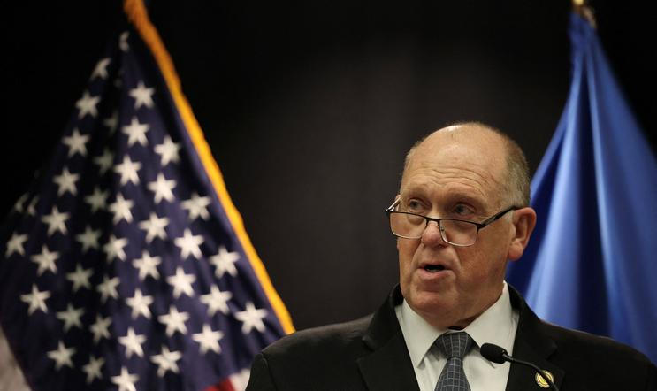 Hraniční car Tom Homan hovoří na tiskové konferenci v Minneapolis v Minnesotě.