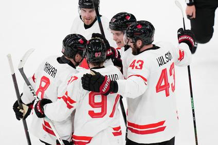 Kanaďané slaví gól v zápase Česko - Kanada na ZOH 2026