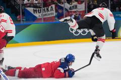 David Špaček a Mitch Marner v zápase Česko - Kanada na ZOH 2026