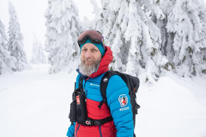 Tenisky a tepláky na zimní Sněžce nemají co dělat. Reportáž z víkendové směny záchranáře horské služby