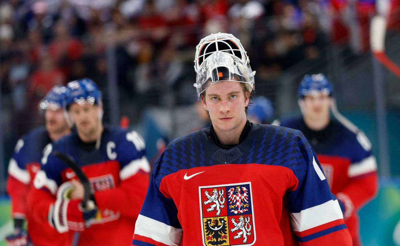 Zklamaný Lukáš Dostál po zápase Česko - Kanada na ZOH 2026
