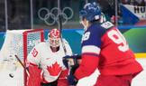 Martin Nečas a Jordan Binnington v zápase Česko - Kanada na ZOH 2026