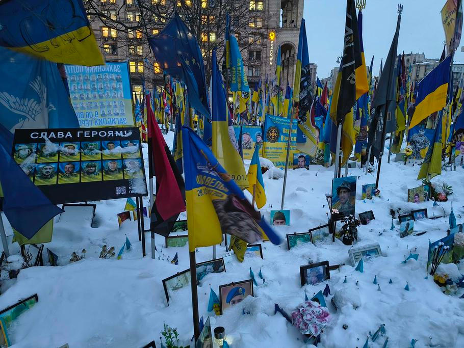 Vlajky, které připomínají padlé ukrajinské vojáky, na Majdanu nezaležnosti (Náměstí nezávislosti) v Kyjevě. 11. února 2026.
