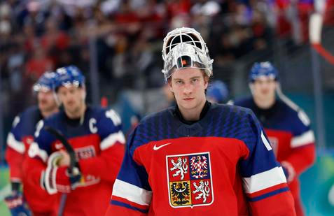 Zklamaný Lukáš Dostál po zápase Česko - Kanada na ZOH 2026