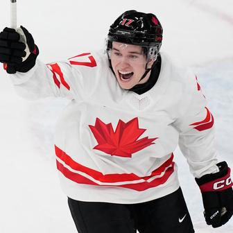 Macklin Celebrini slaví gól v zápase Česko - Kanada na ZOH 2026.