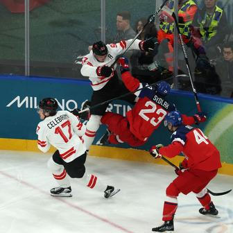 Connor McDavid a Lukáš Sedlák  v zápase Česko - Kanada na ZOH 2026