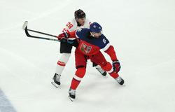 Michal Kempný a Nathan MacKinnon v zápase Česko - Kanada na ZOH 2026