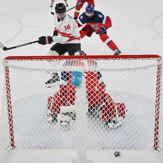 Bo Horvat dává gól v zápase Česko - Kanada na ZOH 2026.