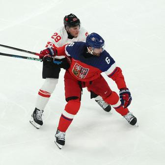 Michal Kempný a Nathan MacKinnon v zápase Česko - Kanada na ZOH 2026