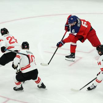 Michal Kempný, Nathan Mackinnon, Nick Suzuki a Josh Morrissey v zápase Česko - Kanada na ZOH 2026