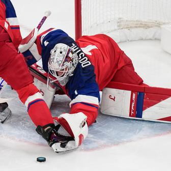 Lukáš Dostál v zápase Česko - Kanada na ZOH 2026