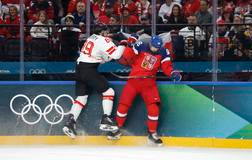 Drew Doughty a David Tomášek v zápase Česko - Kanada na ZOH 2026
