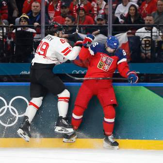 Drew Doughty a David Tomášek v zápase Česko - Kanada na ZOH 2026