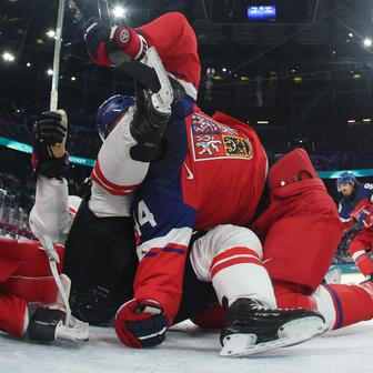 Sidney Crosby a Jan Rutta (44) v zápase Česko - Kanada na ZOH 2026