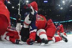 Sidney Crosby a Jan Rutta (44) v zápase Česko - Kanada na ZOH 2026