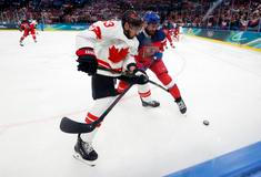 Brad Marchand a Filip Hronek v zápase Česko - Kanada na ZOH 2026