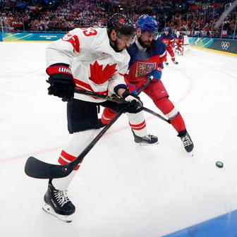 Brad Marchand a Filip Hronek v zápase Česko - Kanada na ZOH 2026