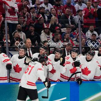 Kanaďané slaví druhý gól v zápase Česko - Kanada na ZOH 2026.