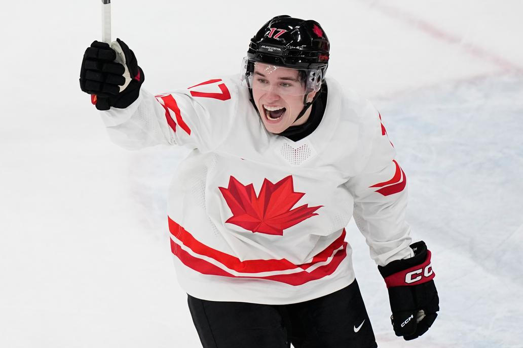 Macklin Celebrini slaví gól v zápase Česko - Kanada na ZOH 2026.