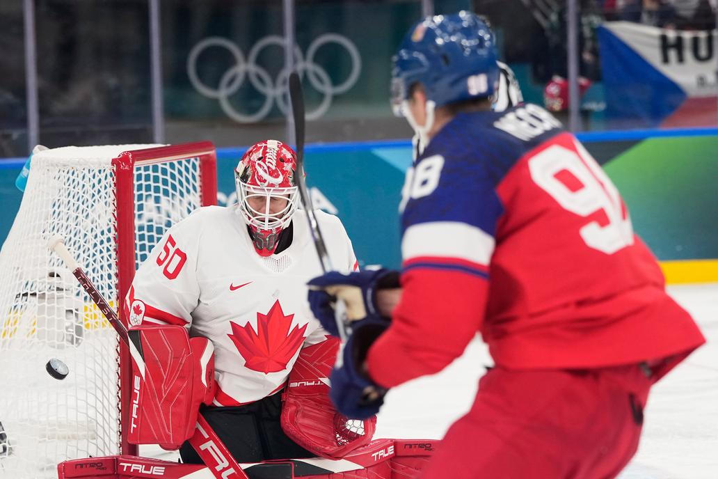 Martin Nečas a Jordan Binnington v zápase Česko - Kanada na ZOH 2026