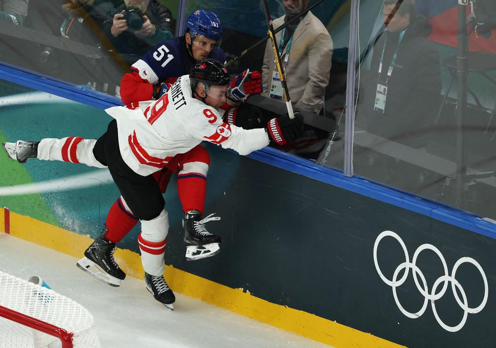 Sam Bennett a Radim Šimek v zápase Česko - Kanada na ZOH 2026